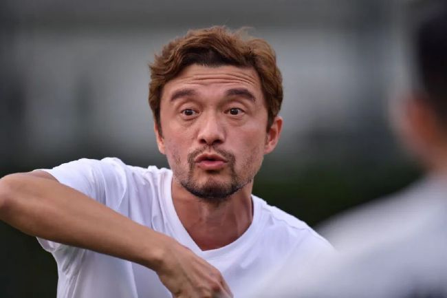 值得一提的是，除了表达真实的青春，影片中设置的喜剧元素也同样值得期待，同学之间的拌嘴日常、学校之间的热血battle、家长是老师的独特体验、邻居阿姨突然的关心……笑点巧妙铺陈贯穿影片，出其不意又在情理之中